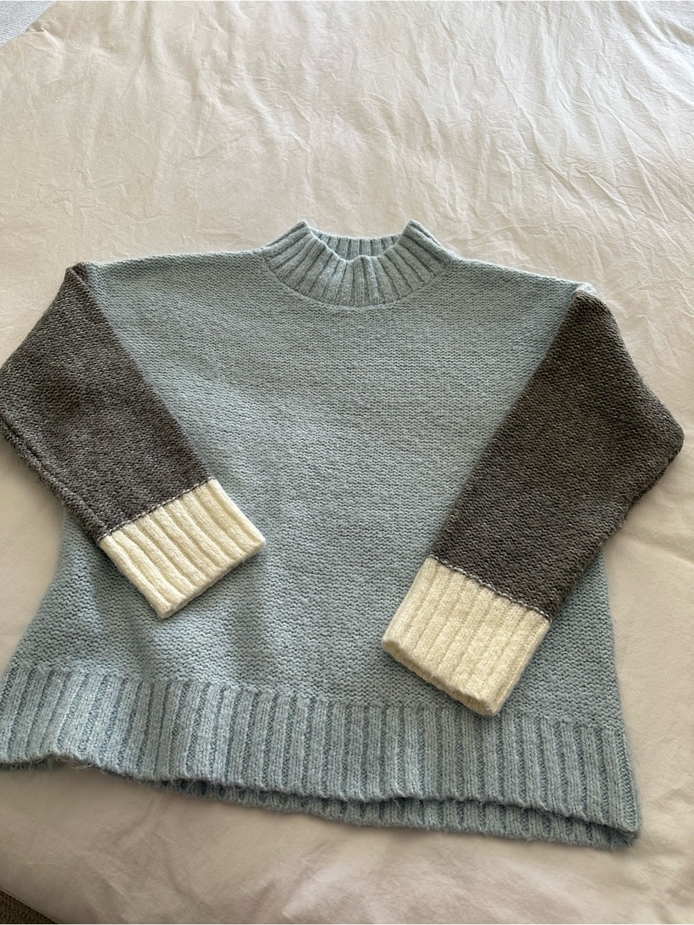 Michael Stars Light Blue Crewneck Sweater with Gray and Cream Sleeves, size medi - Picture 3 of 9